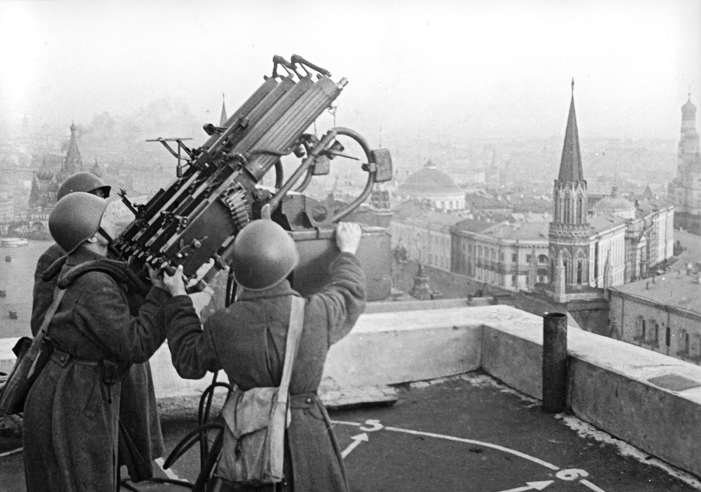 Советские зенитчики на крыше гостиницы 