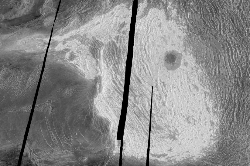 Радарный снимок Венеры. Горы Максвелла — светлая область. Фото: wikipedia.org