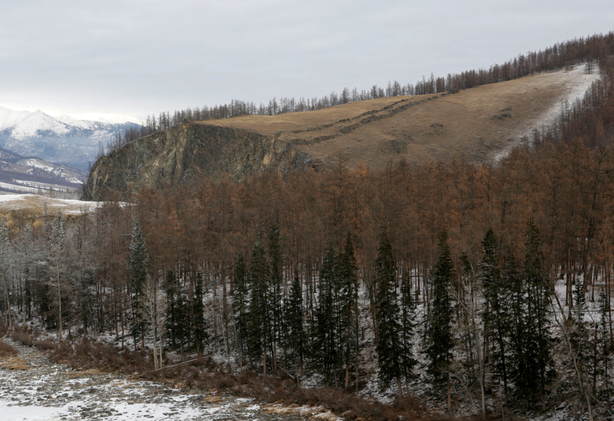 Гора Колесница Гэсэра на берегу реки Ока. Фото: Владимир Горбатовский