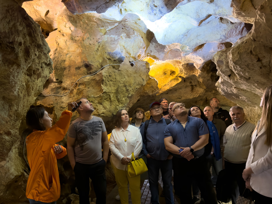Участники стратегической сессии РГО в пещере Таврида. Фото: пресс-служба КФУ
