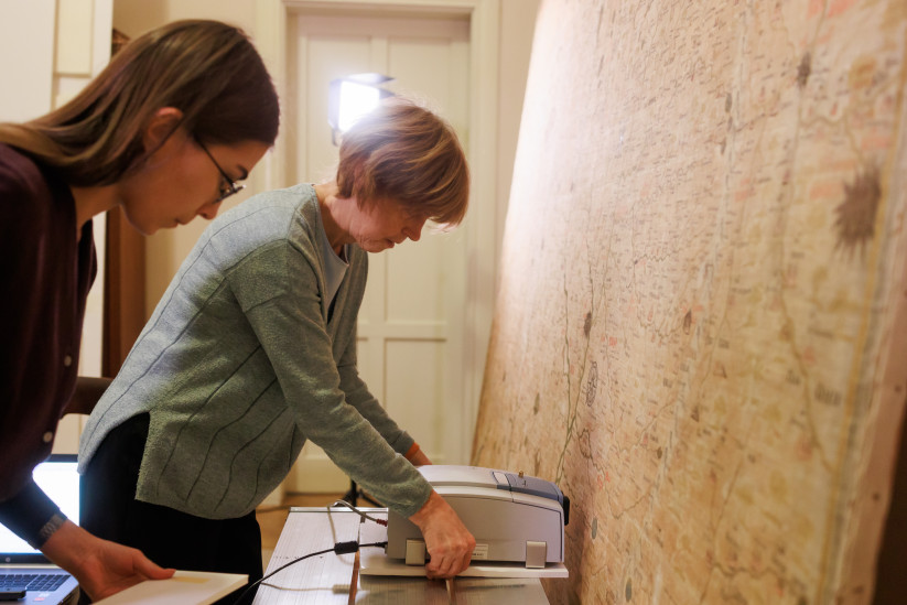 Кандидат химических наук, исследователь Ольга Деркачева в процессе работы на ИК-Фурье спектрометре. Фото: пресс-служба РГО