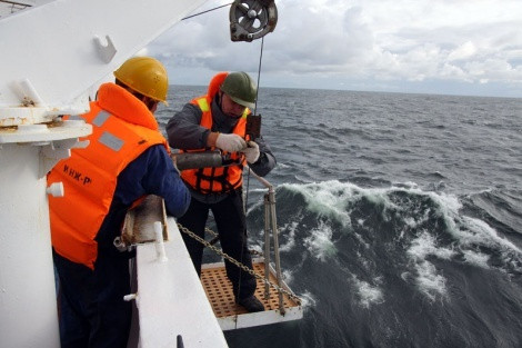 Performing hydrological measurements. Photo: the press service of the oceanographic vessel