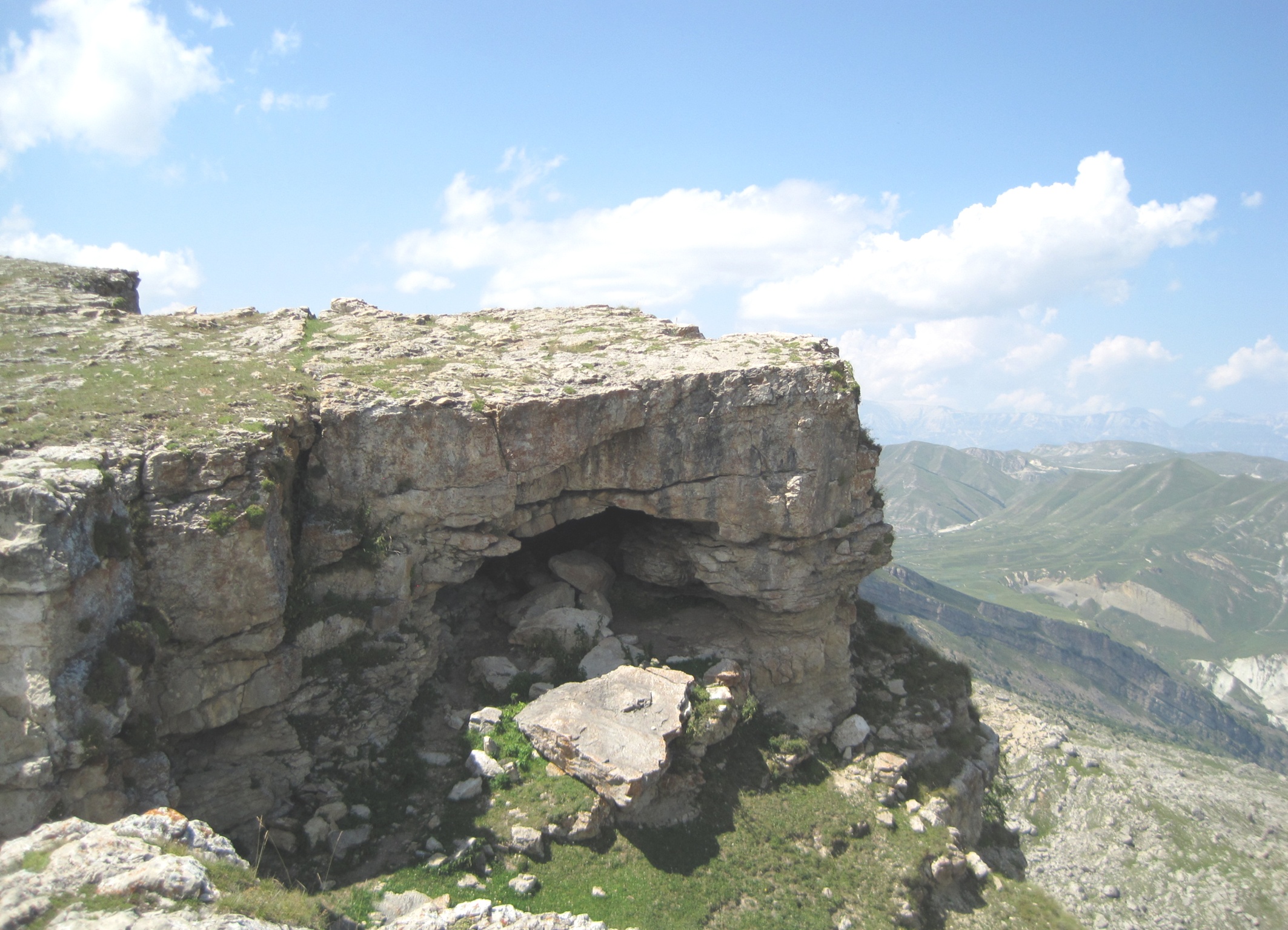 Северный уступ плато Аракмеэр. Фото предоставлено Дагестанским республиканским отделением РГО