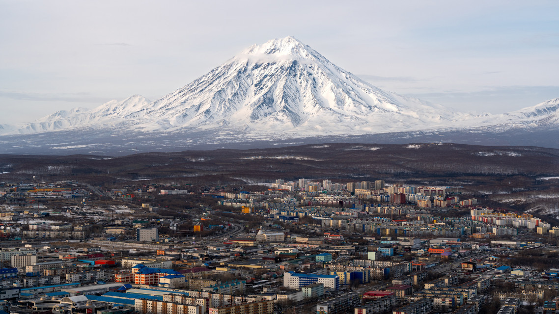 The residents of Petropavlovsk-Kamchatsky have picturesque but restless neighbors. Photo: Anatoly Pavlishchev, participant of the RGS’s contest "The Most Beautiful Country" 