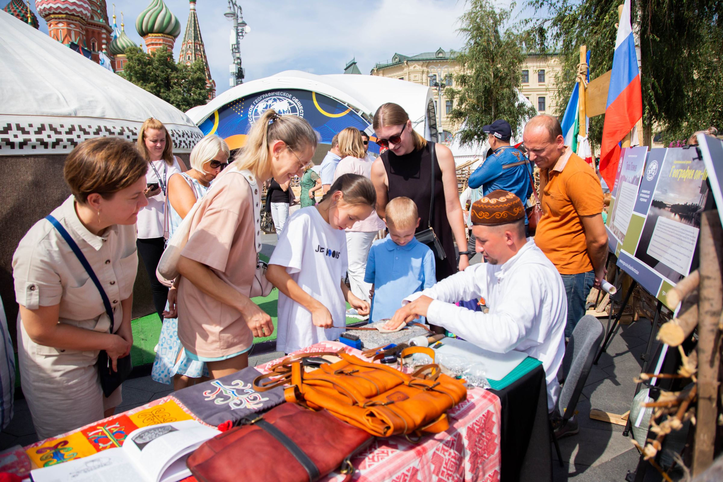 У стенда Башкирии на Фестивале РГО. Фото: Мария Гостева/пресс-служба РГО