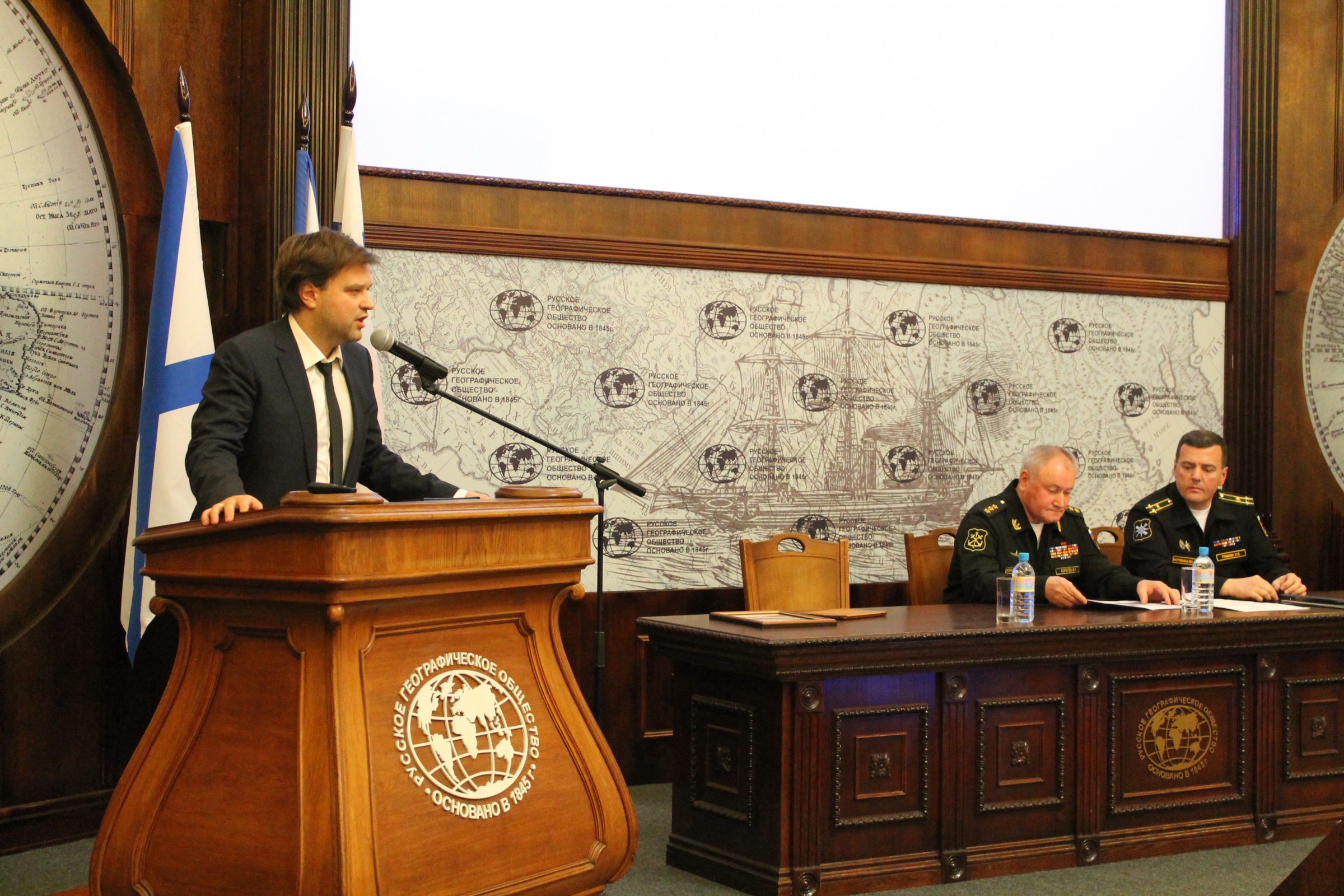 Виктор Сеничкин, директор департамента Исполнительной дирекции РГО приветствует участников мероприятия. Фото: Т. Николаева