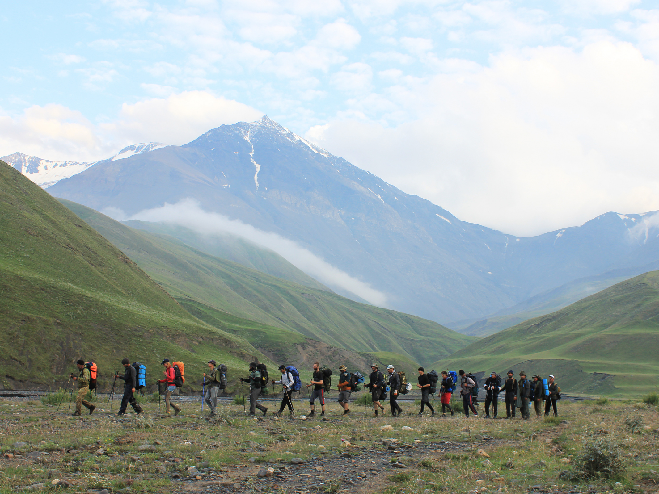Экспедиция альпинистов в сборе. Идём к мосту через горную реку Усухчай. Фото предоставлено Дагестанским отделением РГО.