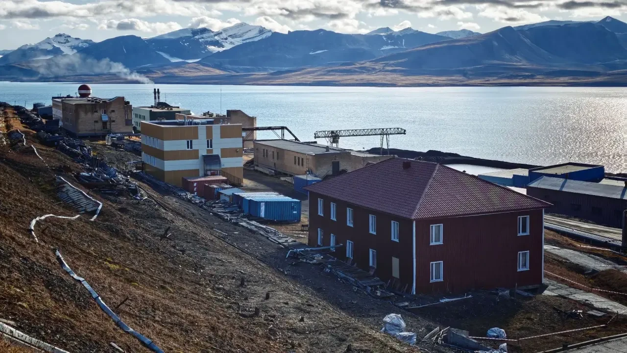 Поселок Баренцбург, на фото видно часть научно-экспедиционной базы Арктического и антарктического научно-исследовательского института. Фото: Павел Филин 