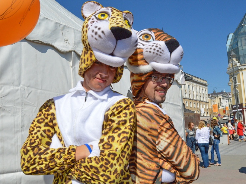 Волонтеры движения ''Твой след'' в костюмах тигра и леопарда