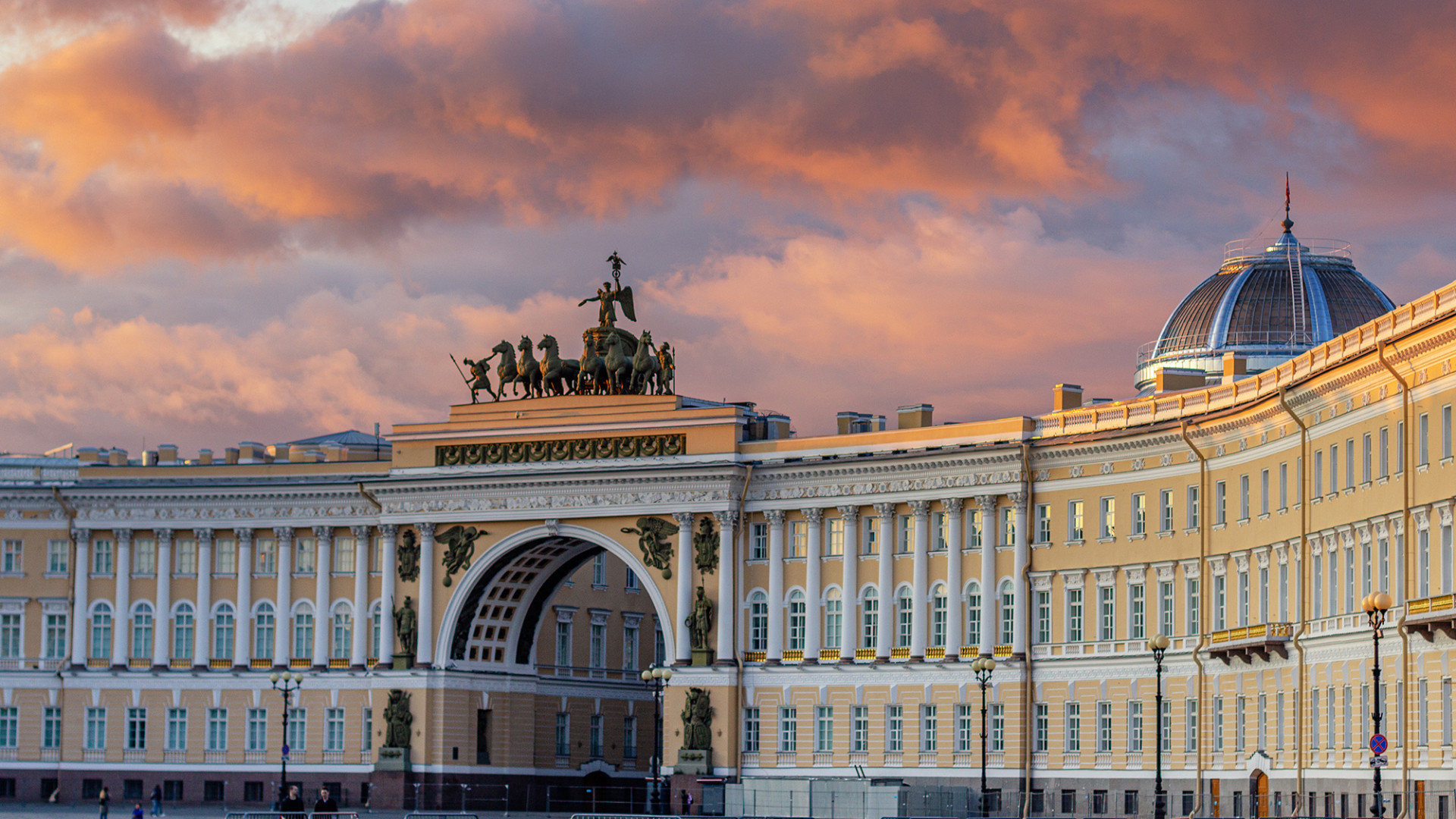 Утро на Дворцовой. Фото: Виталий Сазоненко, участник конкурса РГО