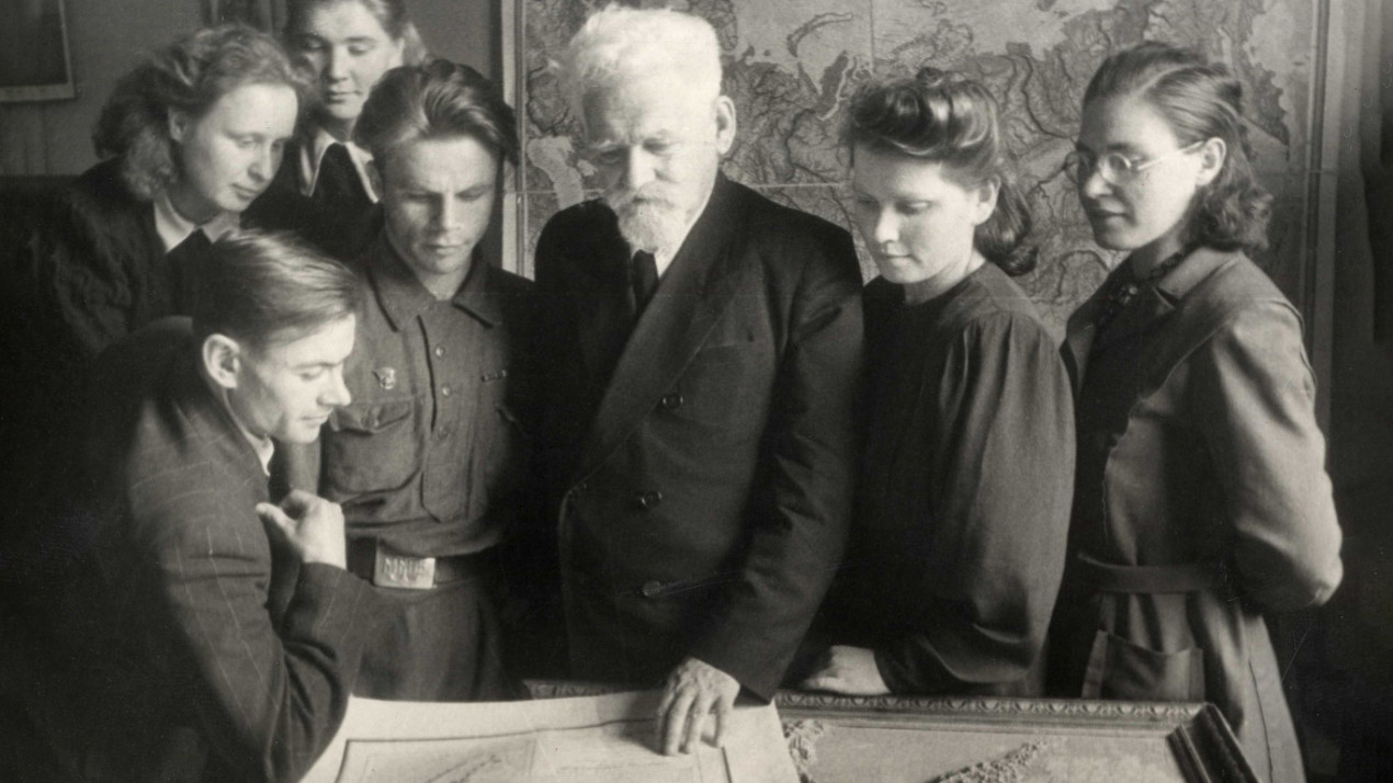 Л.С. Берг с учениками. Фото: Научный архив РГО