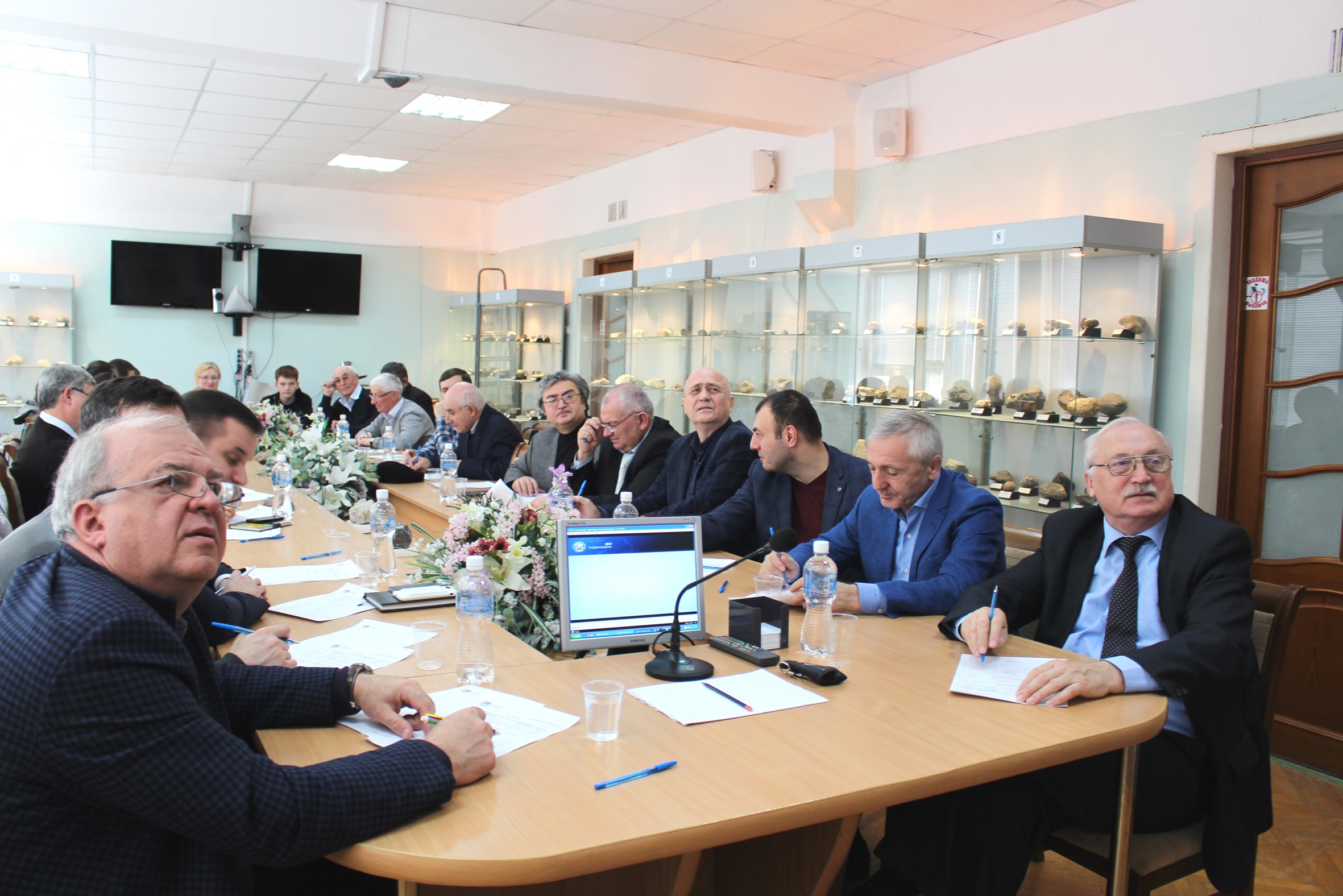 На переднем плане - представители Правительства Республики Дагестан. Фото предоставлено пресс-центром Минобрнауки РД
