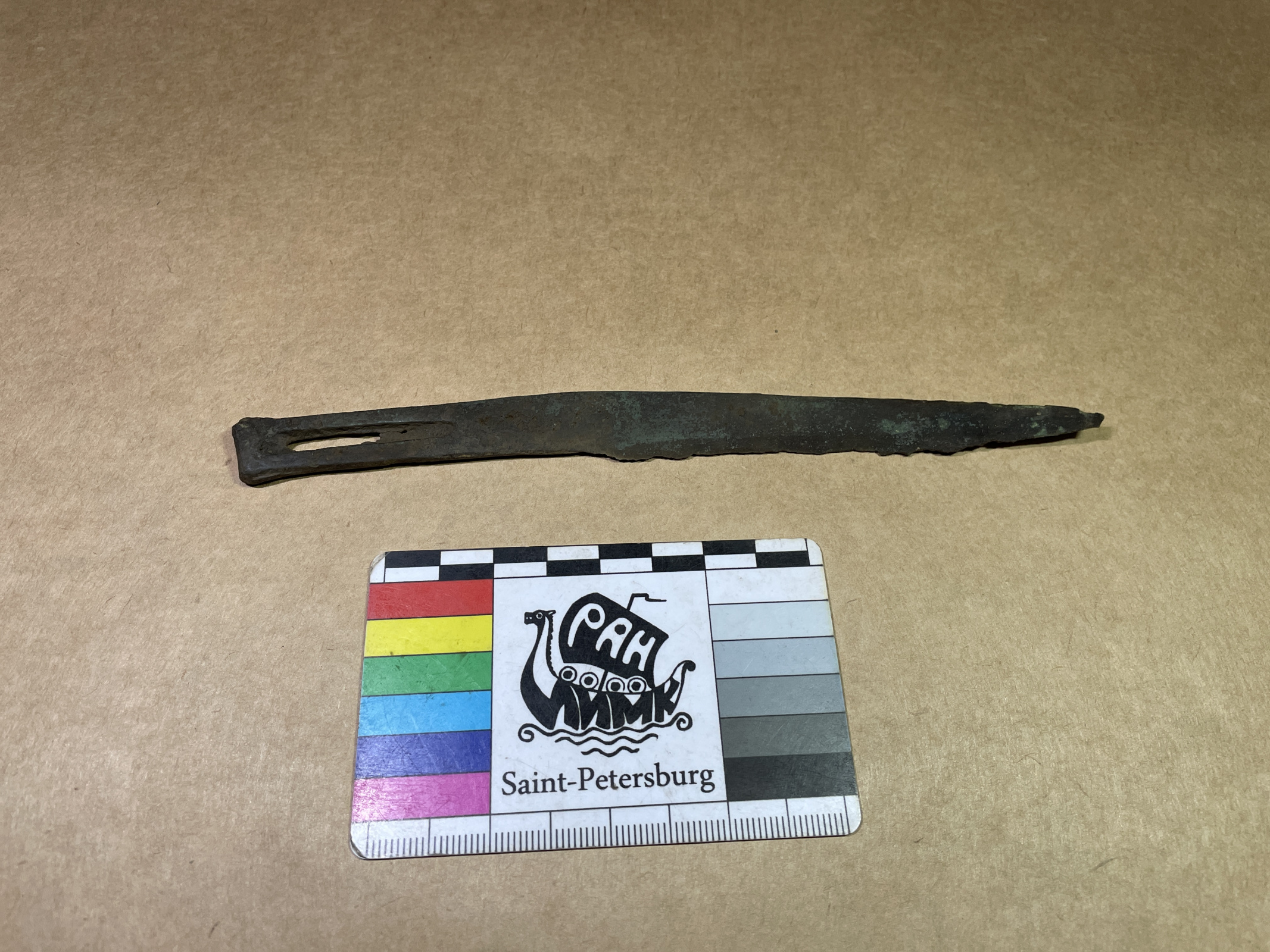Бронзовый нож, найденный в каменной кладке среди конских костей. Фото предоставлено участниками экспедиции.