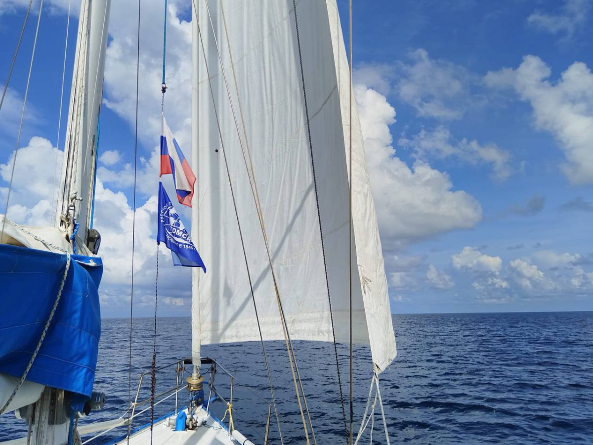 Under the flag of the Russian Federation. Photo of the expedition participants