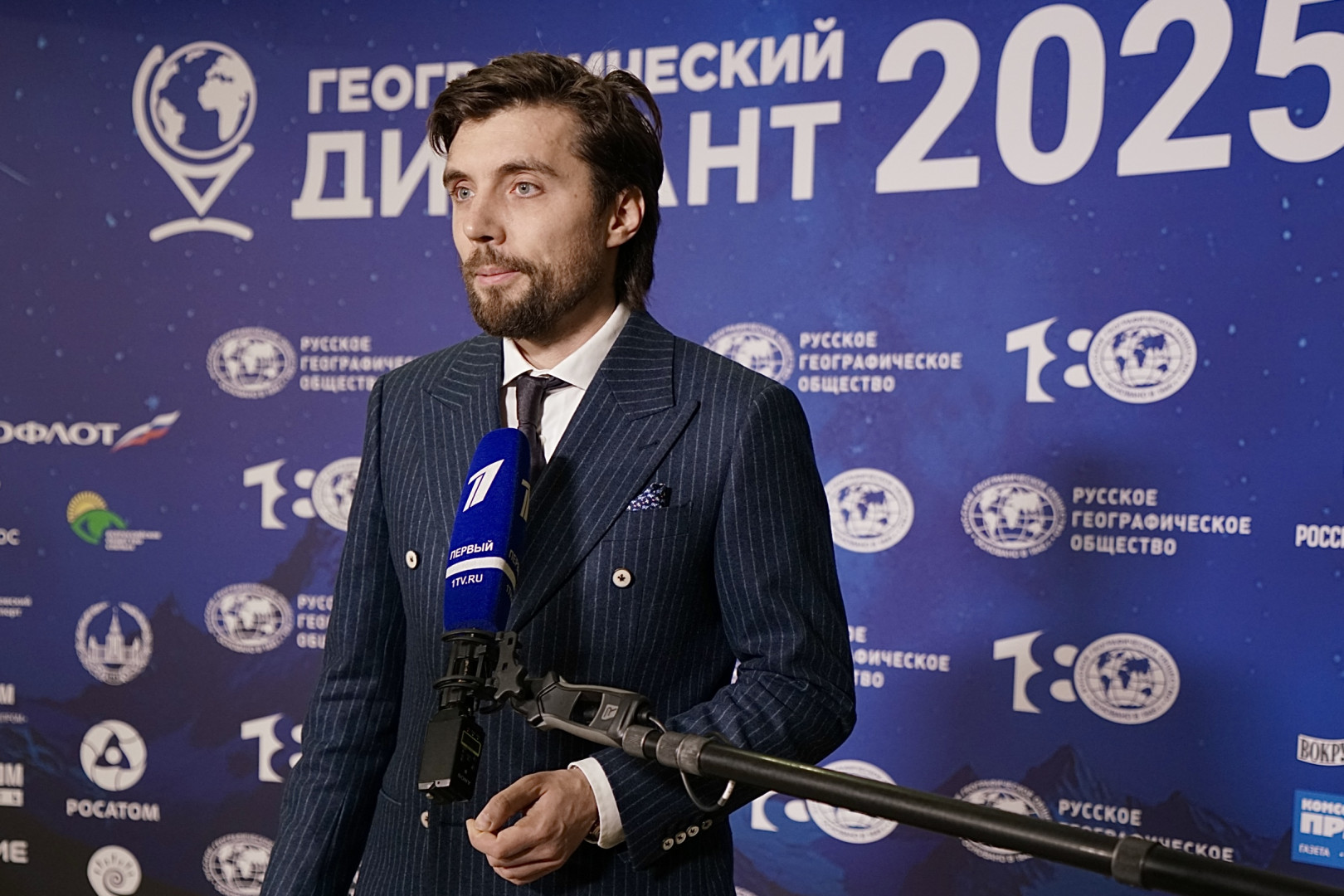 Первый заместитель Исполнительного директора РГО Илья Гуров на центральной площадке Географического диктанта. Фото: пресс-служба РГО. 