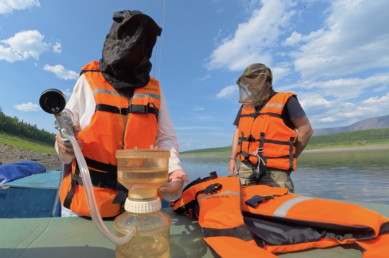 Гидрологи фильтруют пробу воды для определения весовой мутности. Фото: 4Неба ВР