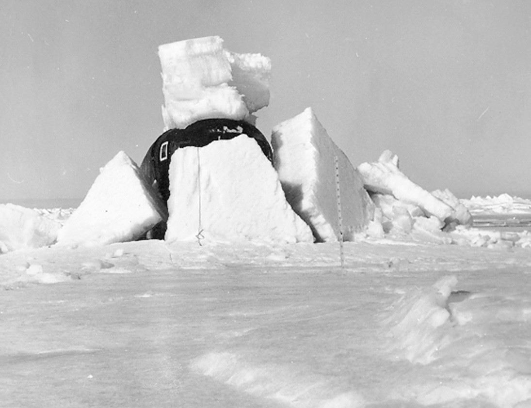 Всплытие подводной лодки из подо льда. Фото из архива Северной гидрографической экспедиции