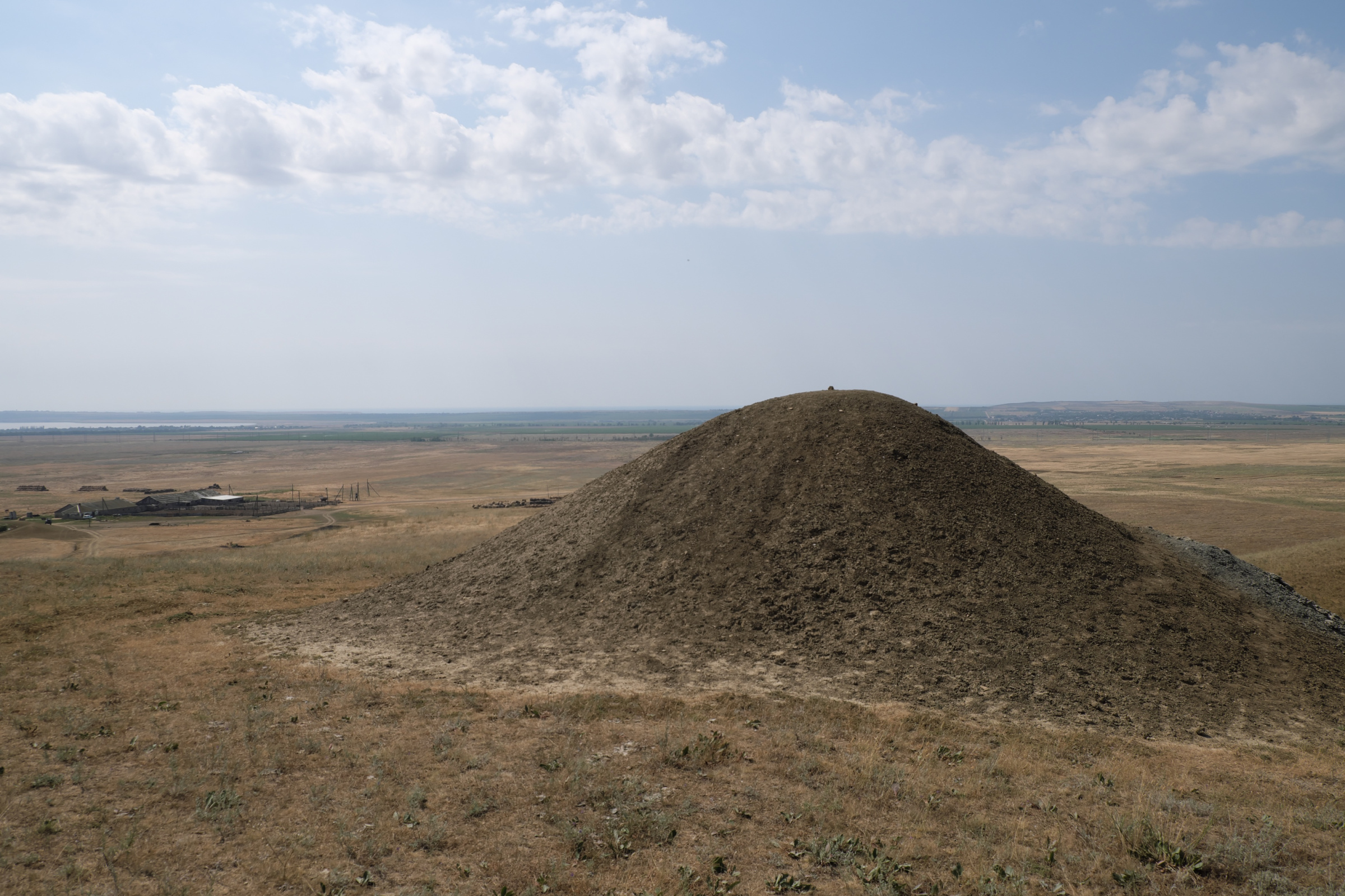 Купол грязевого вулкана Карабетова сопка.Фото: Владимир Горбатовский 