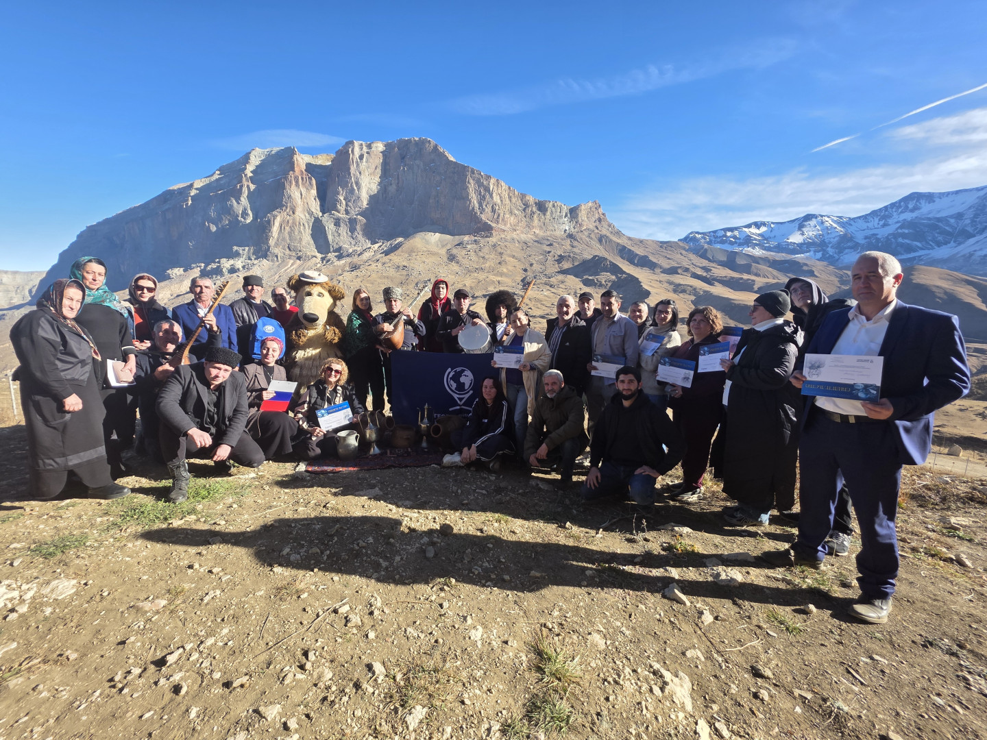 With certificates of the Geographical Dictation of the RGS against the backdrop of the steep wall of Yerydag. Photo: Murad Agaragimov / Derbent Branch of the RGS