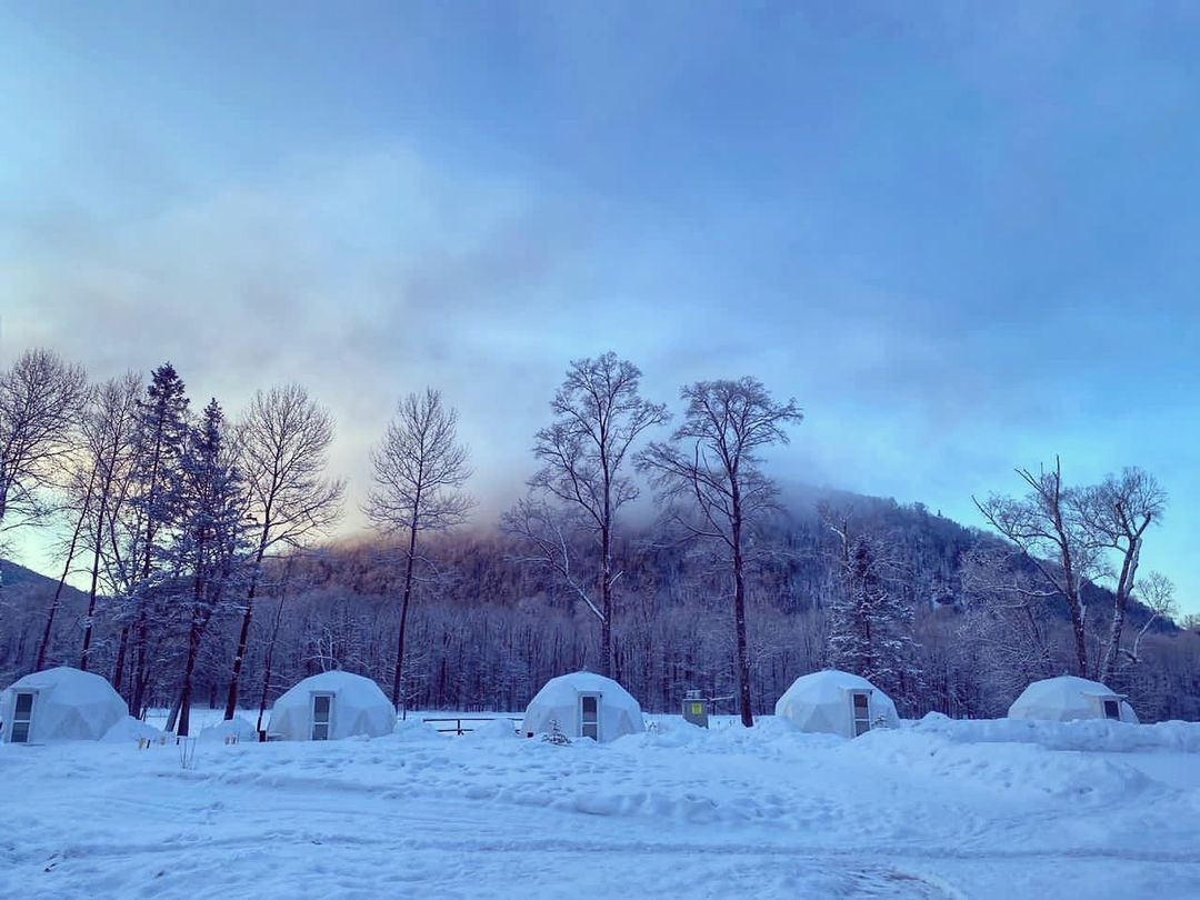 Сферы, укутанные снегом, создают дополнительный уют в зимний период. Фото: instagram.com/glamping_27