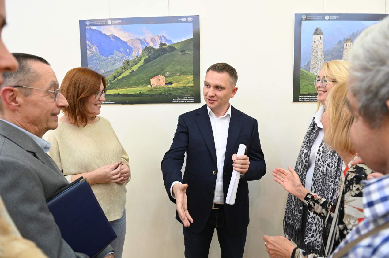 Artur Latypov with visitors to the exhibition of the Russian Geographical Society. Photo: RGS press service