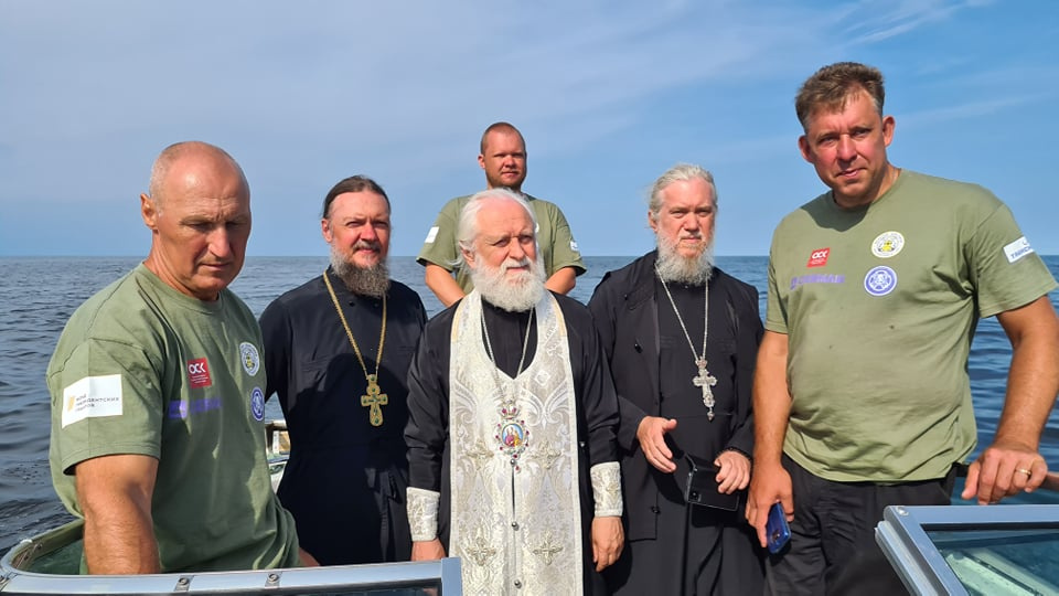Митрополит Таллинский и всея Эстонии Евгений (в центре) и участники экспедиции перед молением в память о погибших на М-96. Фото: 