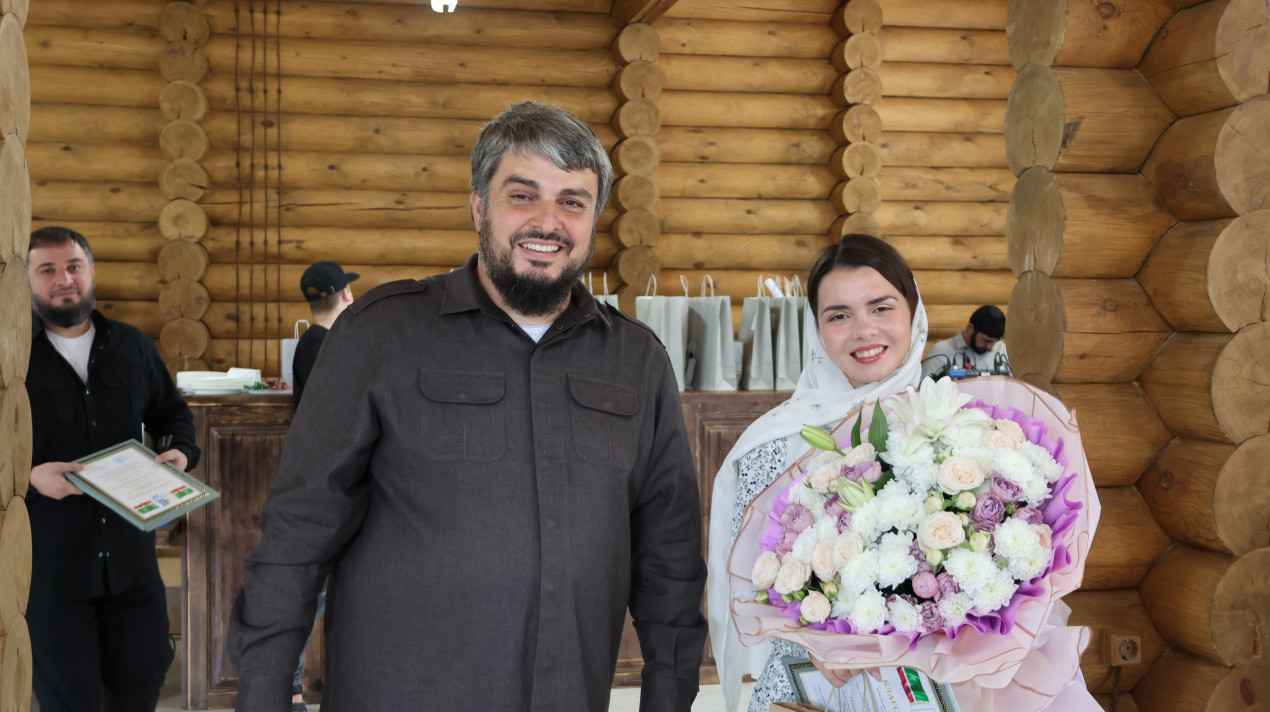 Альберт Рабуев и Полина Романова. Фото: пресс-служба администрации Итум-Калинского района