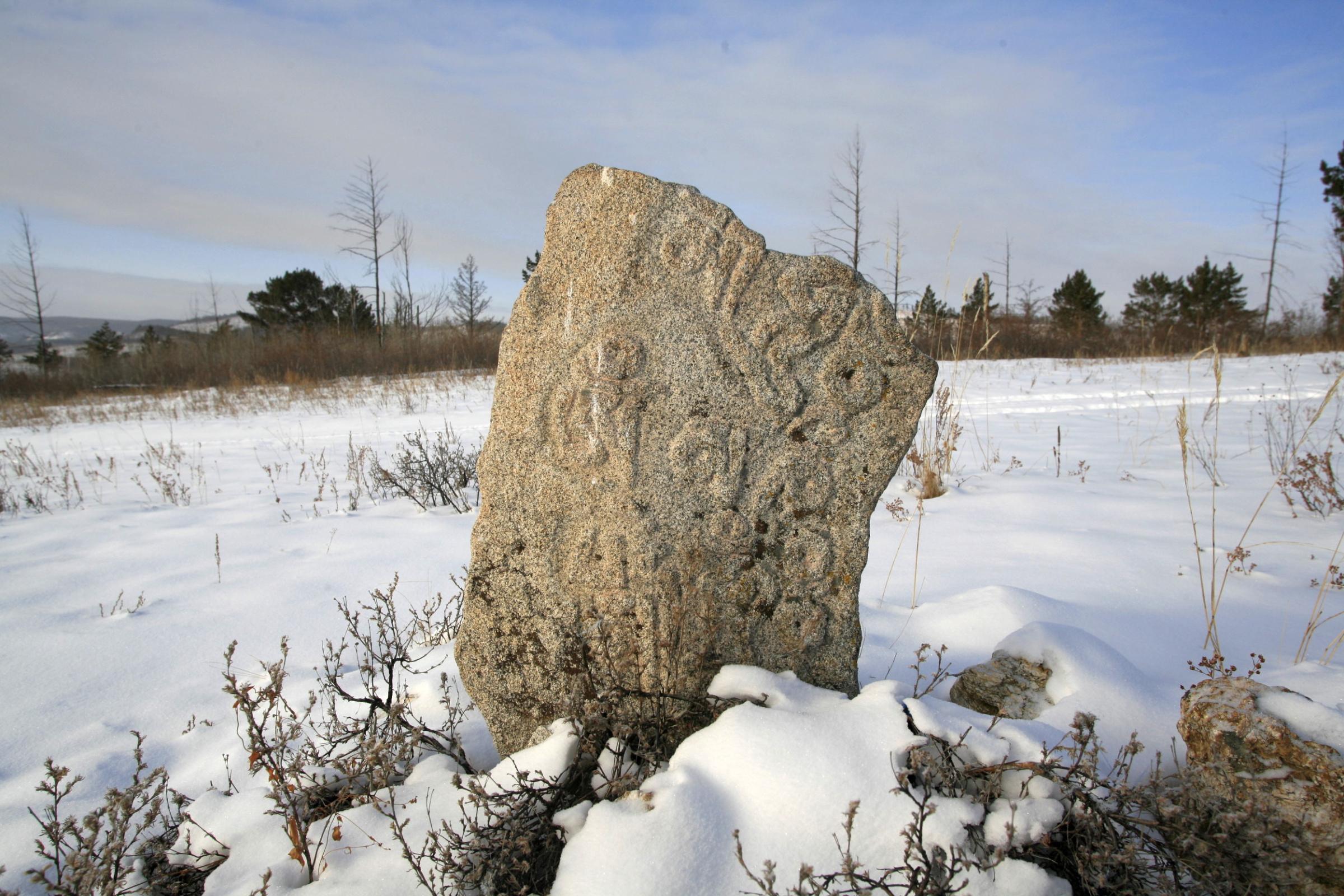 Камень-писаница  с древними мантрами. Фото: Владимир Горбатовский