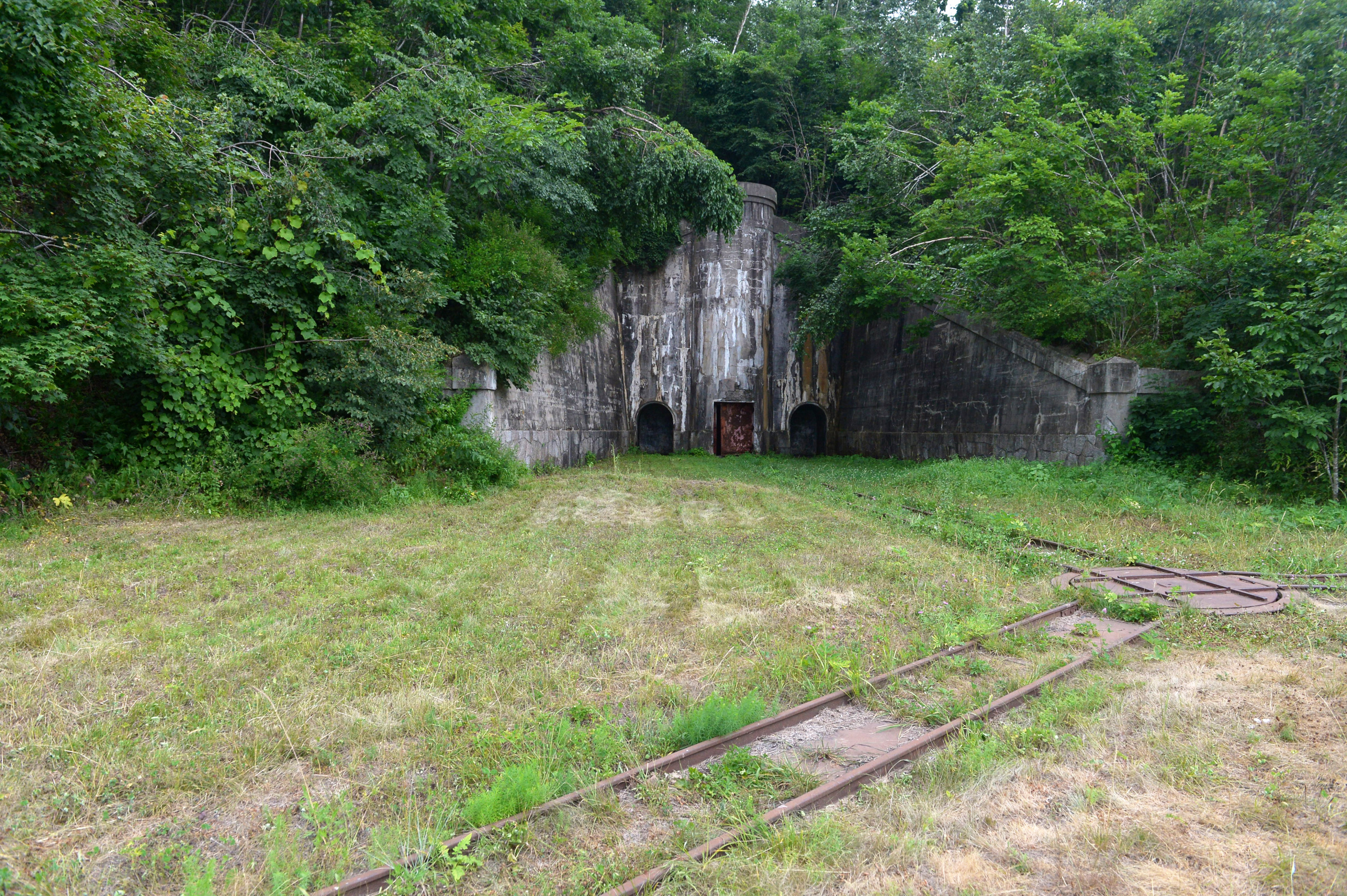 Порталы порохового погреба соединены подъездами железной дороги. Фото: Юлия Гопиус