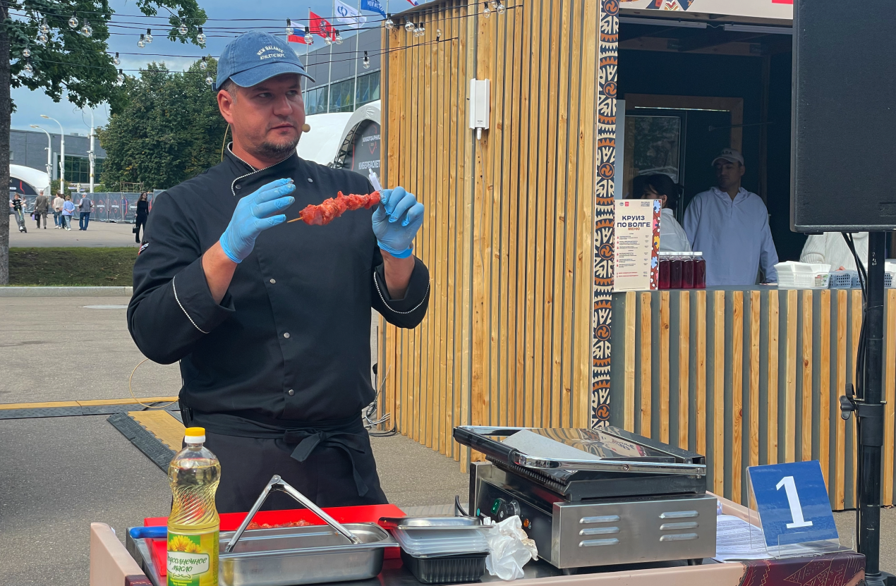 Чем ровнее кусочки мяса на шампуре, тем равномернее они будут обжариваться на огне. Фото: Юлия Гопиус / пресс-служба РГО