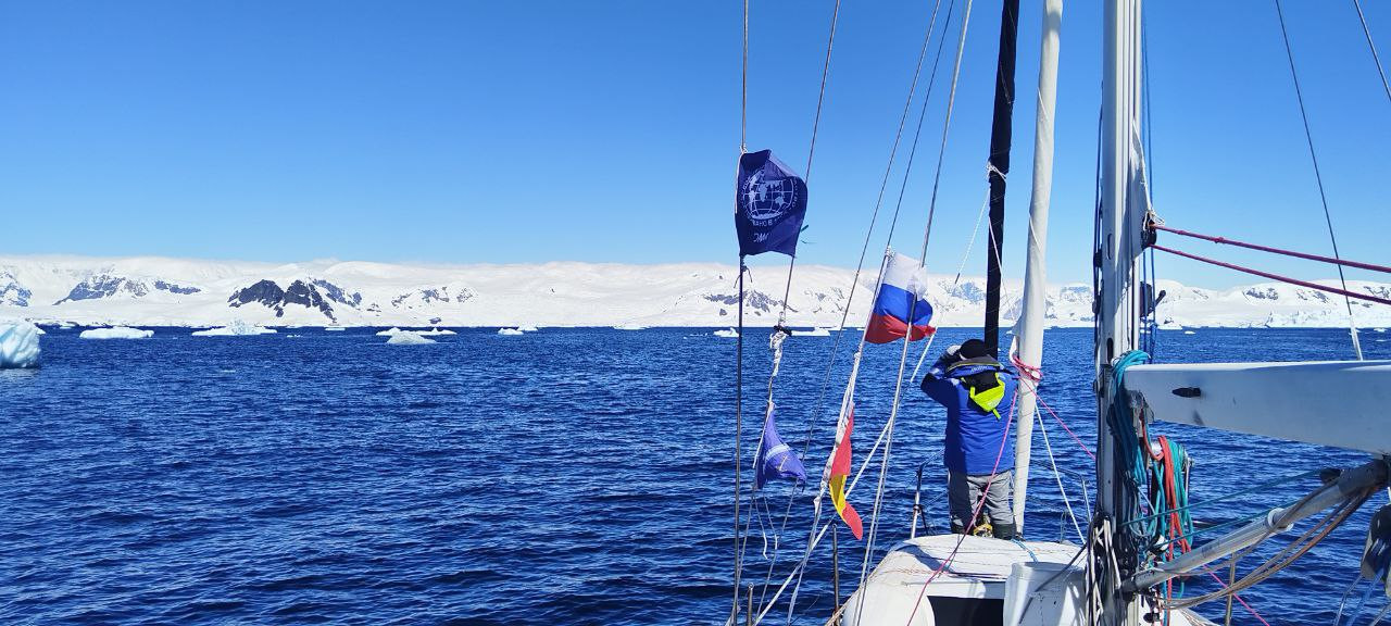 The coast of Antarctica. Photo provided by the expedition members