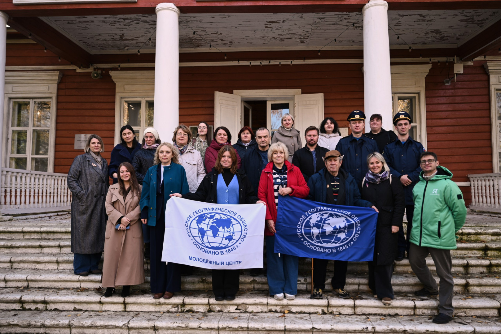 Участники церемонии открытия экспозиции. Фото: Анастасия Грынова / пресс-служба Музея-усадьбы П. П. Семенова-Тян-Шанского