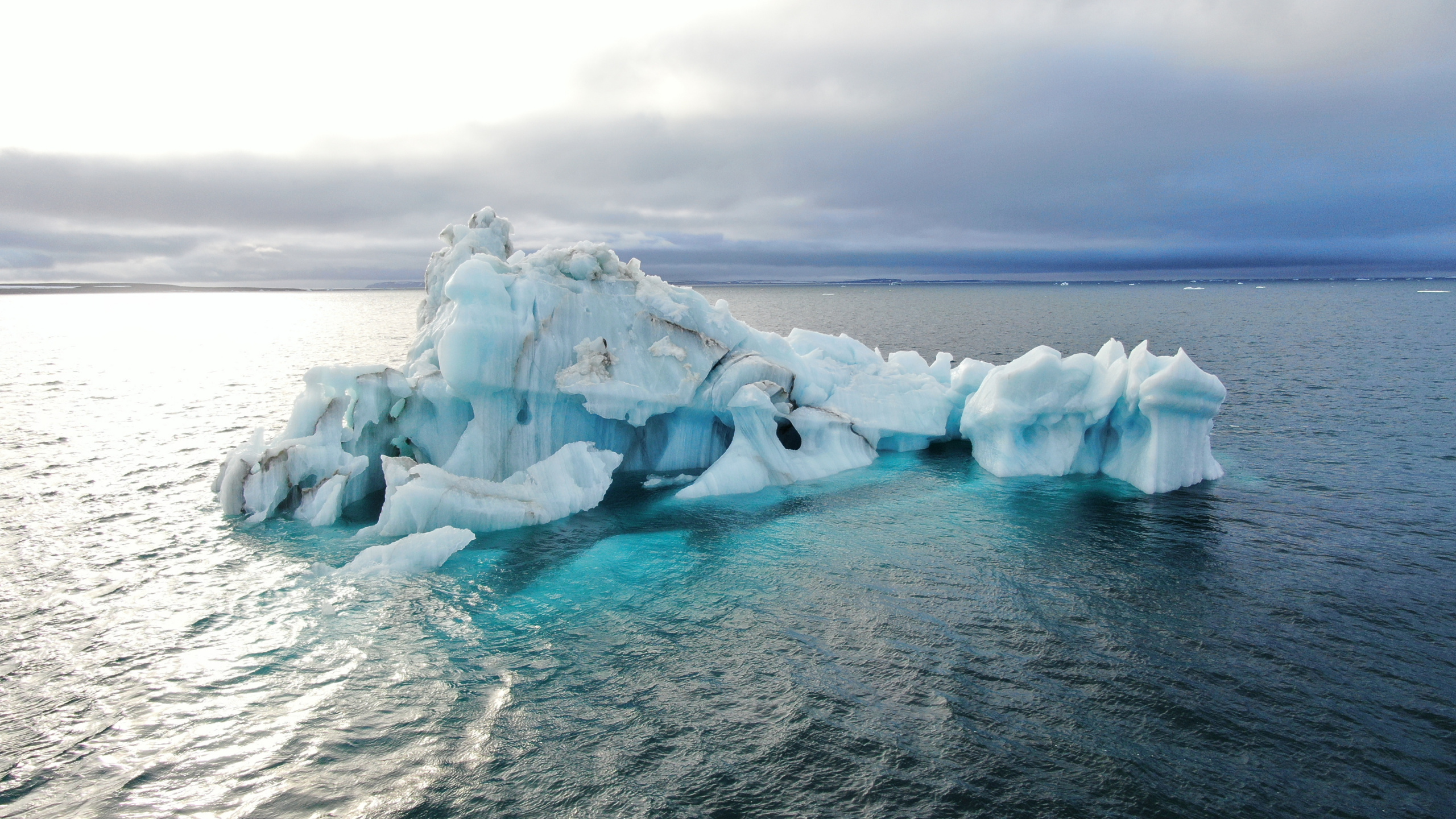 Дрон поможет вблизи рассмотреть айсберг, похожий на морское чудовище. Фото: Александра Барымова