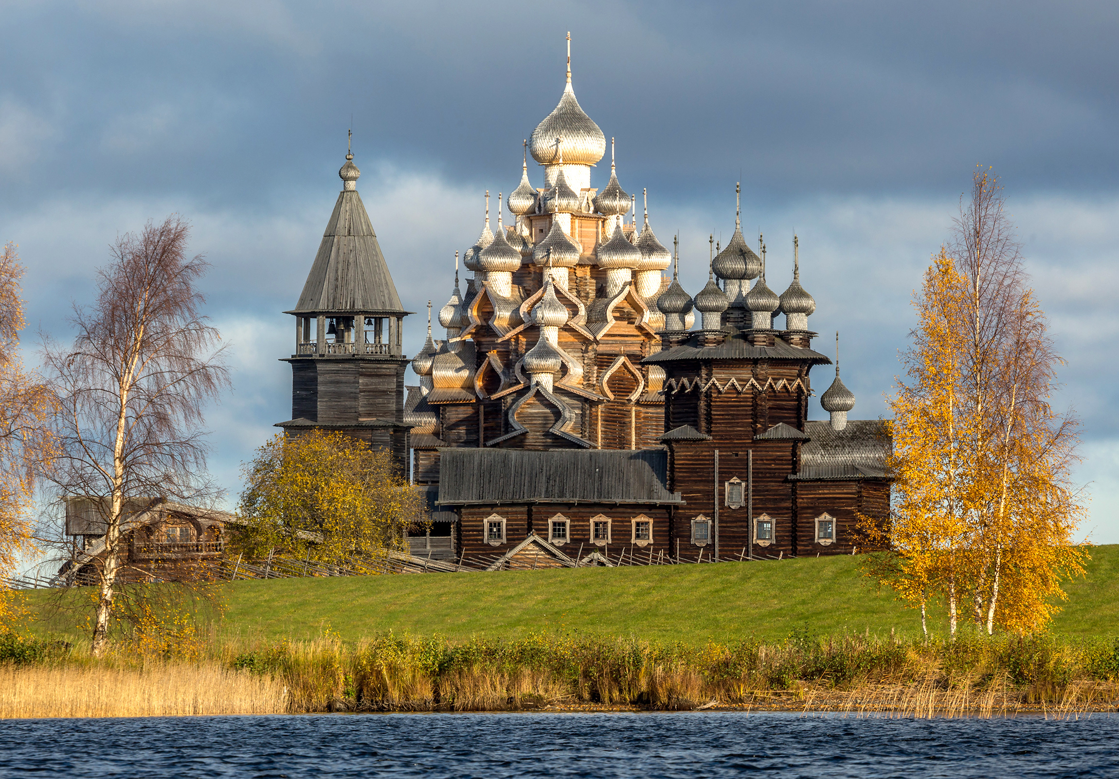 Первая осень под обновленными куполами. Фото: Илья Тимин