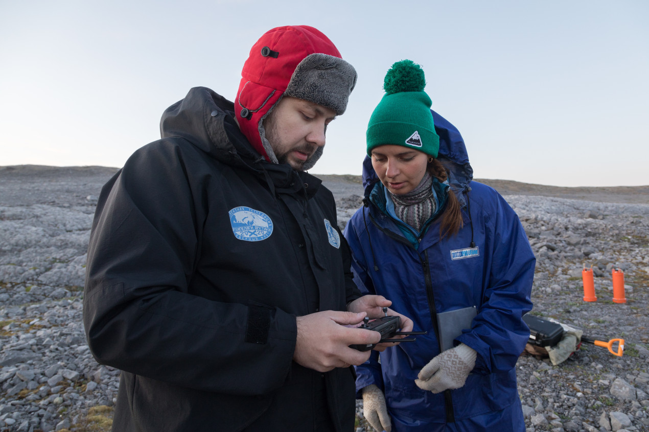 Руслан Жостков и Надежда Андреева выполняют аэрофотосъемку местности. Фото:  Вера Костамо
