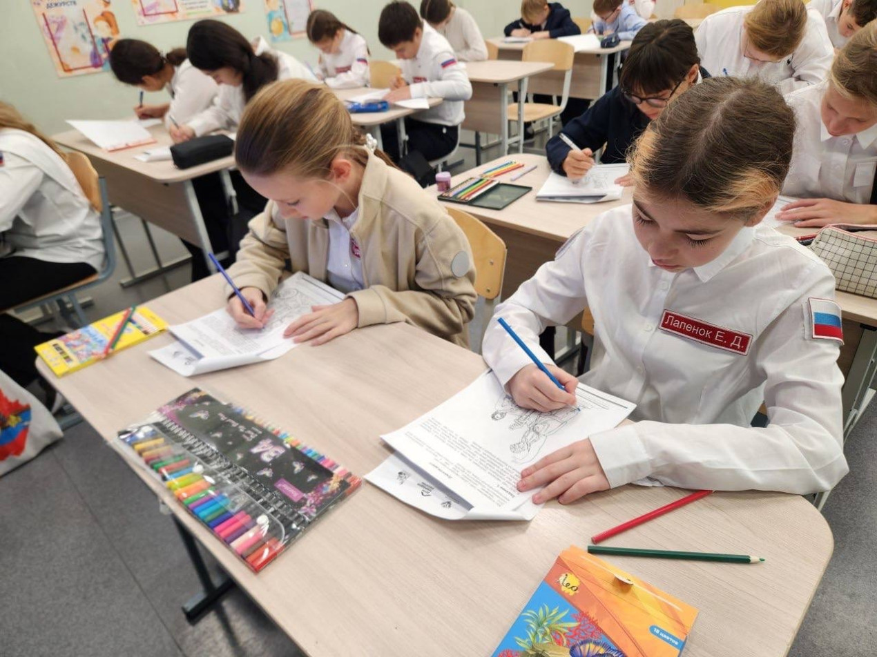 Представители Дома Дружбы Ленинградской области провели акцию «Я-россиянин». Фото: официальная группа «Дома народов России» Вконтакте