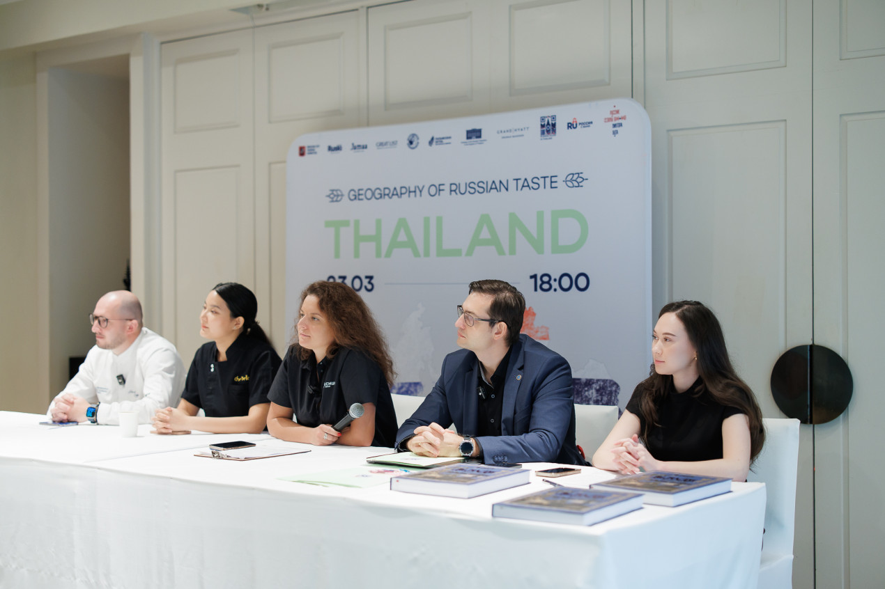 Anastasia Timofeeva (right) told the guests of the festival about the history of cultural relations between Russia and Thailand. Photo: Russian House in Thailand