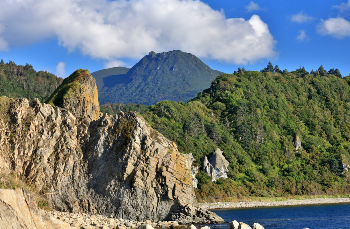 Купол вулкана Менделеева со стороны мыса Столбчатый на острове Кунашир. Фото: Владимир Горбатовский