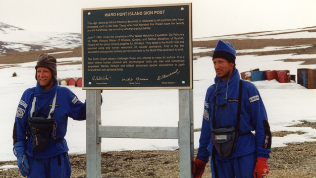 Ричард Вебер и Михаил Малахов возле памятной таблички после завершения экспедиции. Остров Уорд-Хант, 15 июня 1995 года. Фото из архива Михаила Малахова