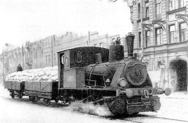 Паровоз везёт муку по трамвайным рельсам в блокадном Ленинграде. 1942 год. Фото: wikipedia.org