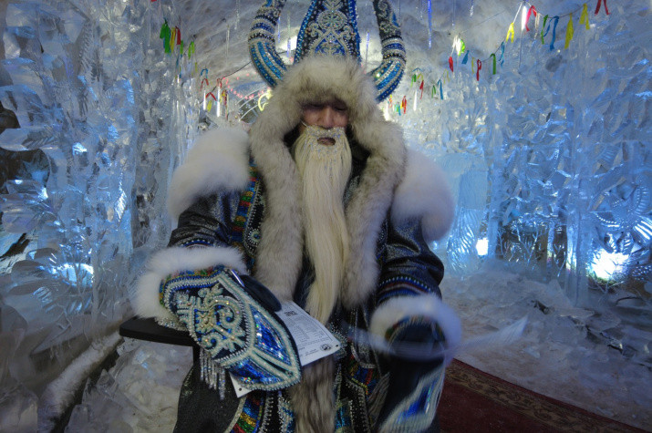 Якутский Дед Мороз — Чысхаан тоже решил проверить свои познания в географии. Фото: О. Желнин