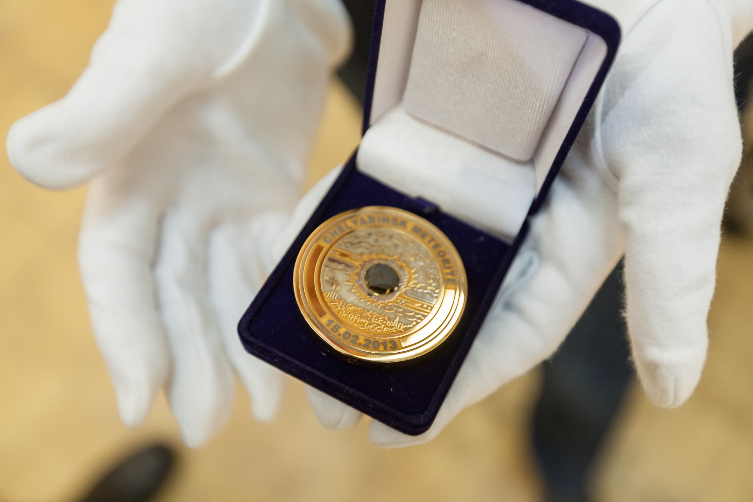 Памятна медаль с фрагментом метеорита. Комплект из 10 таких медалей был вручен победителям XII зимних Олимпийских игр в Сочи 15 февряля 2014 года - в годовщину падения метеорита
