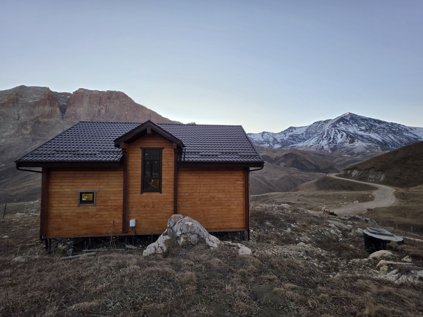 The “Shalbuzdag” ranger station in front of Yerydag and Bazarduzu. Photo: Murad Agaragimov / Derbent Branch of the RGS