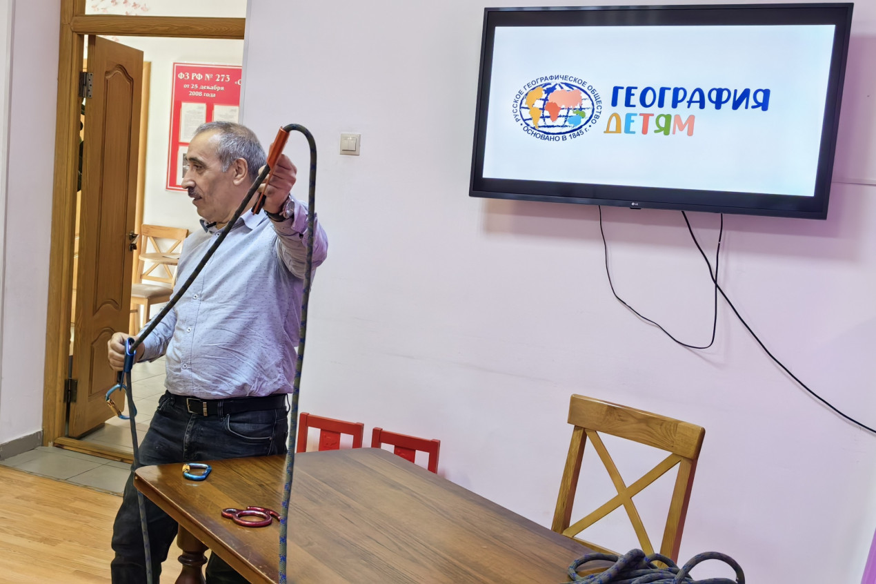 Тагир Балгуев проводит мастер-класс. Фото: Дагестанское республиканское отделение РГО
