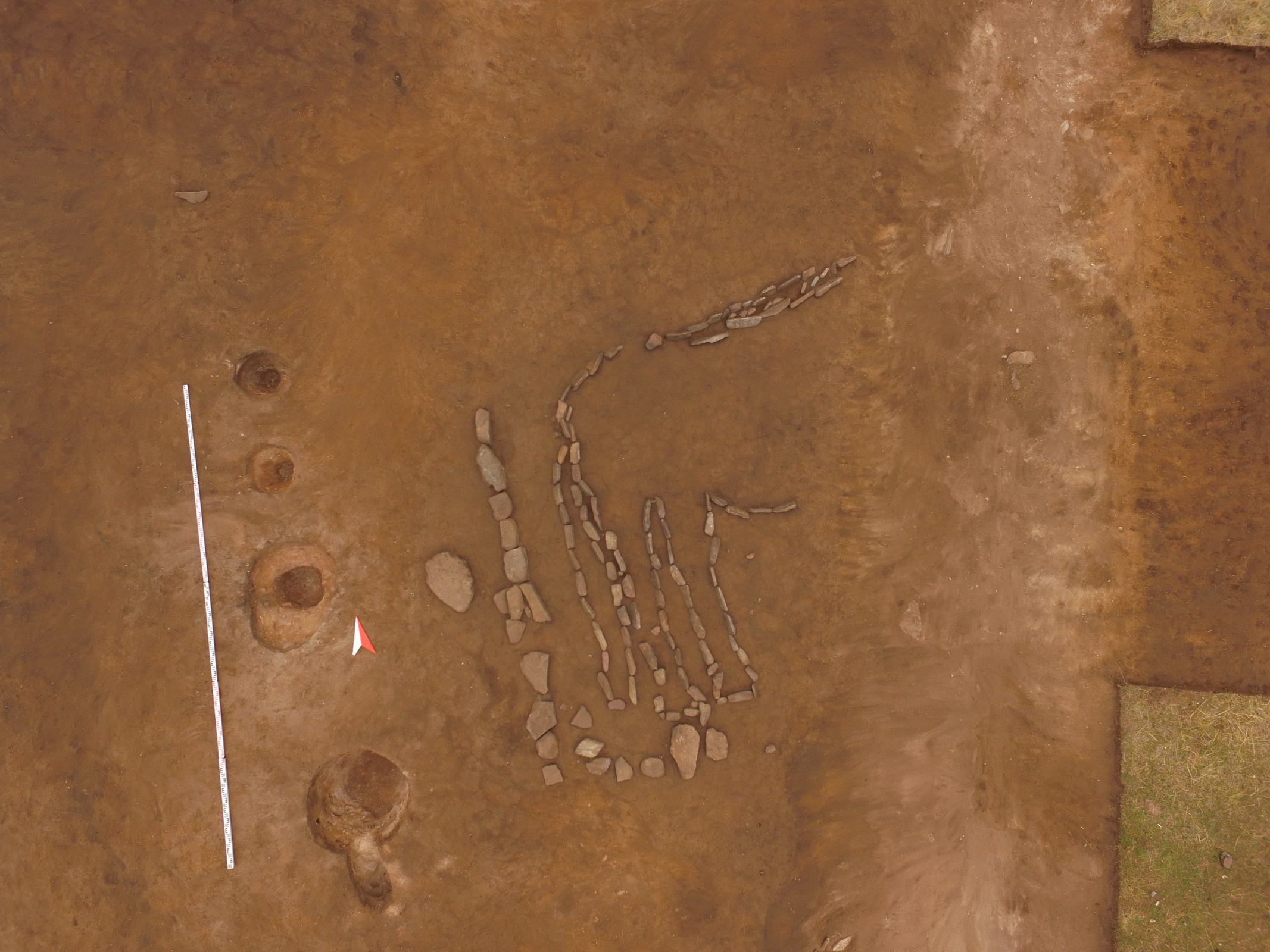 Каменная выкладка, изображающая быка. Подобный геоглиф обнаружен в Центральной Азии впервые. Фото: ИИМК РАН