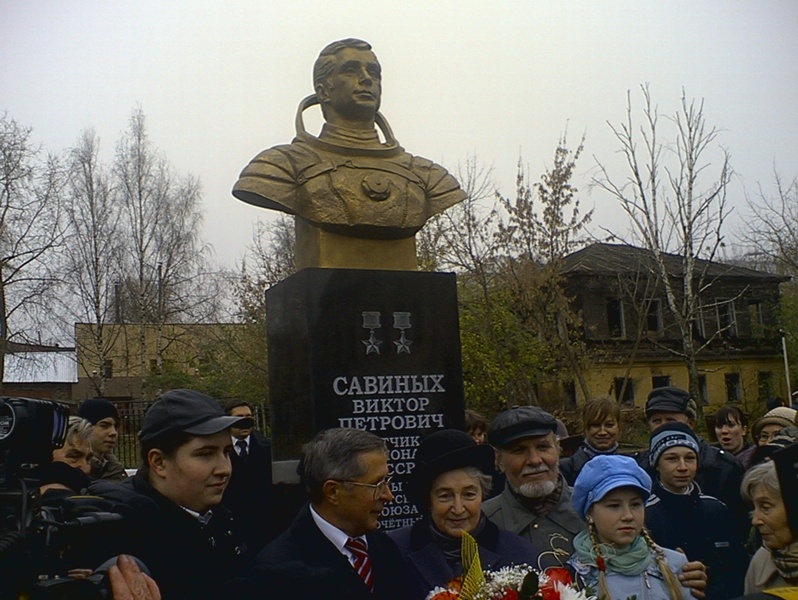Виктор Савиных возле памятника, установленного на родине космонавта в Кирове. Фото из архива Виктора Савиных