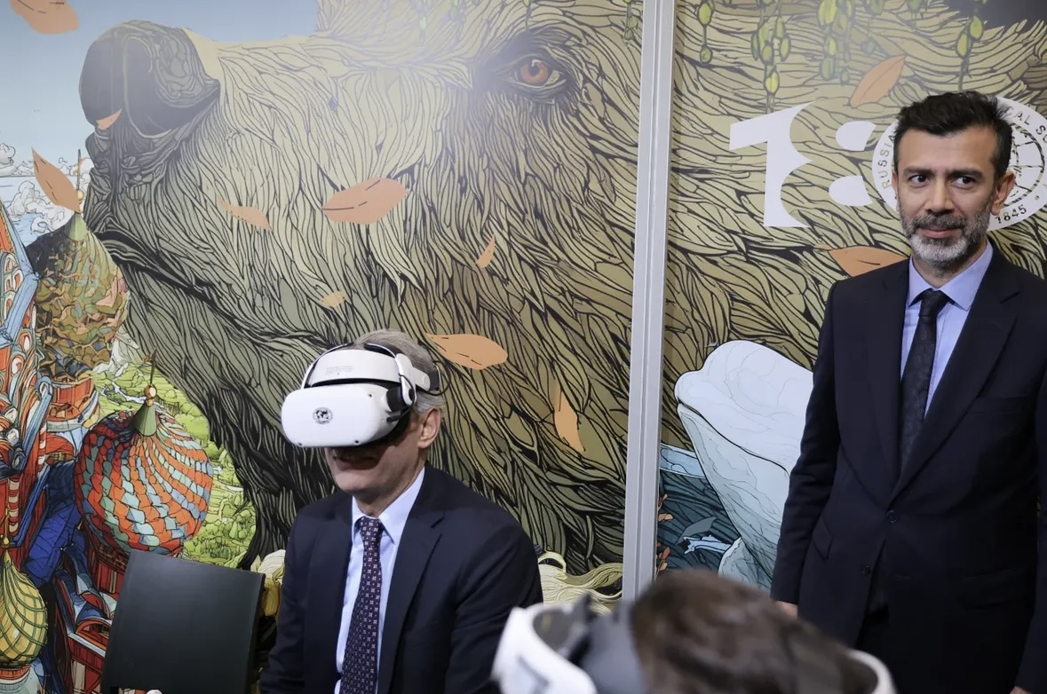 Заместитель министра культуры и туризма Турции Надир Алпаслан знакомится с фильмом Русского географического общества. Фото: пресс-служба TravelExpo Ankara