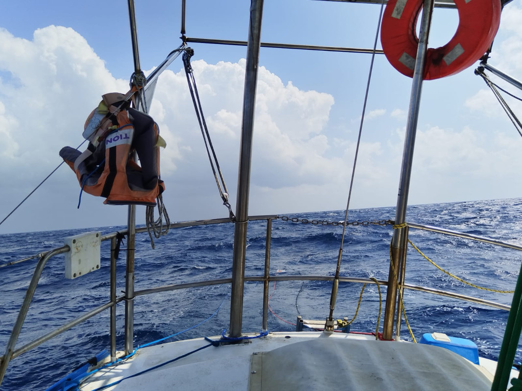 Ropes tied to the stern stabilize the ship during heavy pitching. Photos of the expedition participants