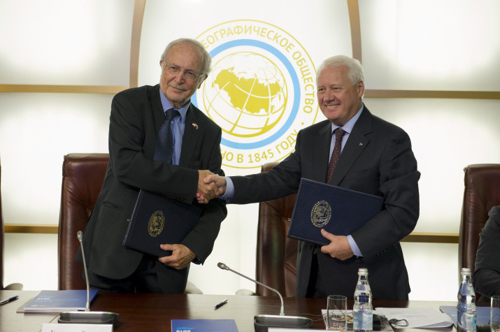 Соглашение о сотрудничестве подписывают Бернар Фотрие и Николай Касимов. Фото: Николай Разуваев