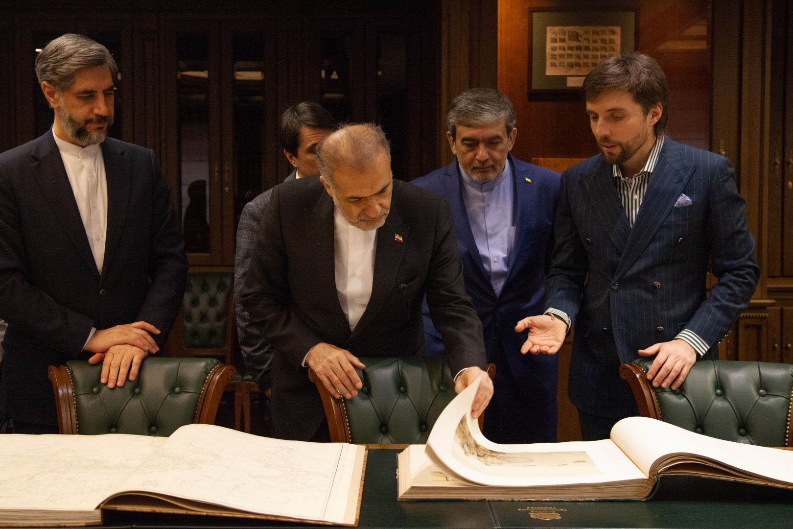 Ilya Gurov introduces the honored guests to materials from the funds of the Russian Geographical Society. Photo: Anna Yurgenson / RGS press service